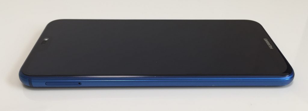 HUAWEI P20 liteの側面